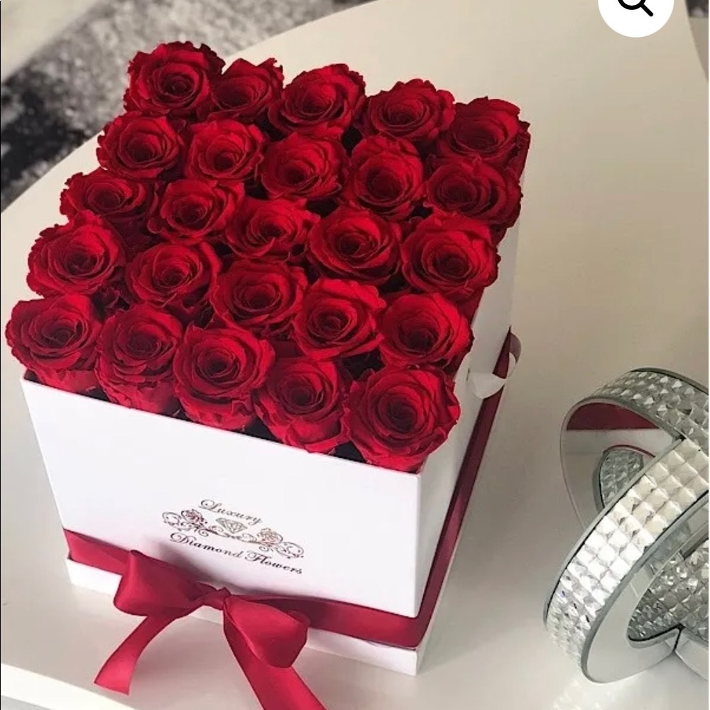 25 reserved roses in velvet square box (10x10x7). Real roses last years